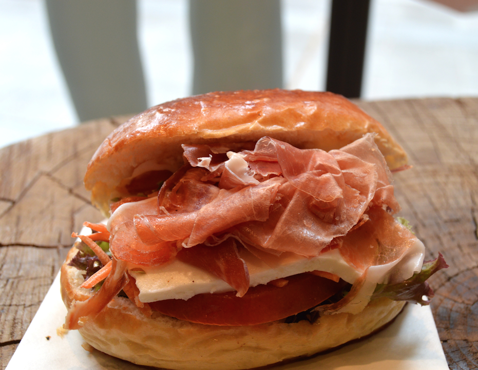 Ingl&eacute;s jam&oacute;n serrano y queso fresco de Pasteler&iacute;a Mallorca